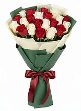 Букет Микс из красных и белых роз в Конобеево